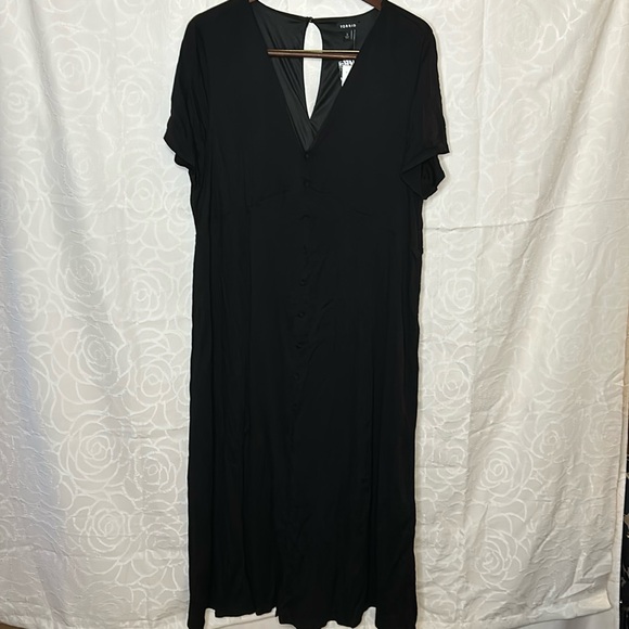 NWT TORRID black maxi dress. Decorative buttons down front of dress. Size 2X. - Picture 1 of 12